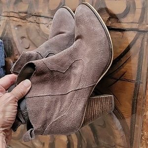 Steve Madden PLOVER Taupe Suede Leather Zippered heeles booties 8